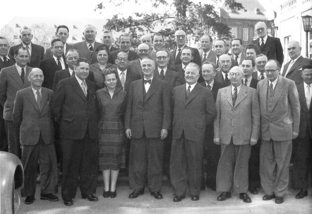 Abb. 4: Luise Herklotz (1. Reihe, 3. v. l.) im Kreis der SPD-Fraktion nach der ersten Sitzung des rheinland-pfälzischen Landtages am 18. Mai 1951